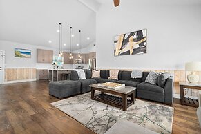 Huge Vacation Home! Community Boardwalk to the Beach