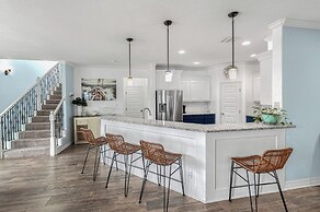 Sunrise Paradise - Pet Friendly! Community Pool!