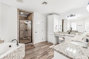 Sunrise Paradise - Pet Friendly! Community Pool!