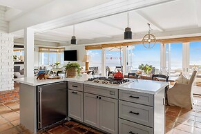 Unbeatable Beachfront Bliss w/ Ocean Views, Luxe Interiors & Patio Bea