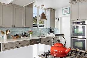 Unbeatable Beachfront Bliss w/ Ocean Views, Luxe Interiors & Patio Bea