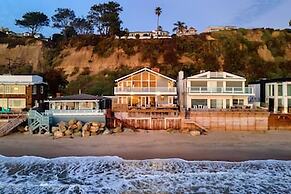 Unbeatable Beachfront Bliss w/ Ocean Views, Luxe Interiors & Patio Bea