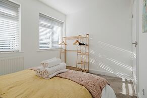 Corner House - Bright 2BD in Cheltenham