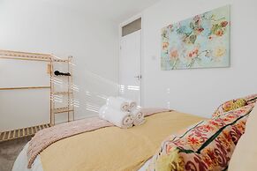 Corner House - Bright 2BD in Cheltenham