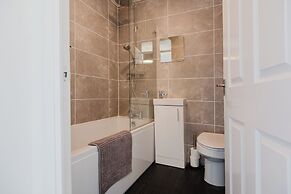 Corner House - Bright 2BD in Cheltenham