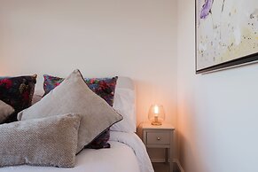 Corner House - Bright 2BD in Cheltenham