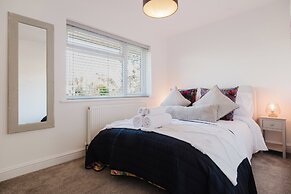 Corner House - Bright 2BD in Cheltenham