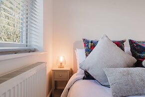 Corner House - Bright 2BD in Cheltenham