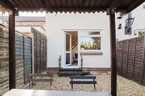 Corner House - Bright 2BD in Cheltenham