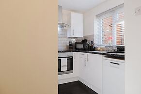 Corner House - Bright 2BD in Cheltenham