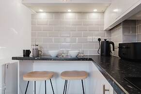 Corner House - Bright 2BD in Cheltenham