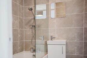 Corner House - Bright 2BD in Cheltenham