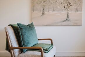 Corner House - Bright 2BD in Cheltenham