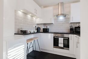 Corner House - Bright 2BD in Cheltenham