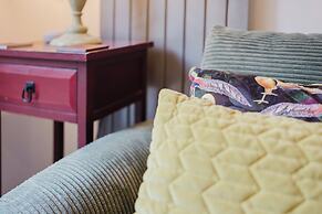 Corner House - Bright 2BD in Cheltenham