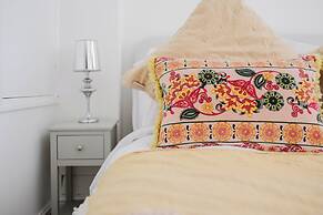 Corner House - Bright 2BD in Cheltenham