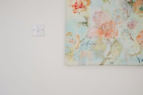 Corner House - Bright 2BD in Cheltenham