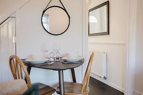 Corner House - Bright 2BD in Cheltenham