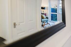 Corner House - Bright 2BD in Cheltenham