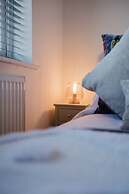 Corner House - Bright 2BD in Cheltenham