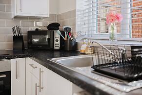 Corner House - Bright 2BD in Cheltenham