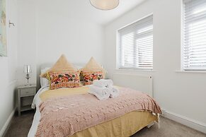 Corner House - Bright 2BD in Cheltenham