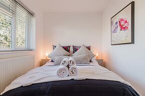 Corner House - Bright 2BD in Cheltenham