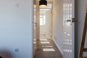 Corner House - Bright 2BD in Cheltenham