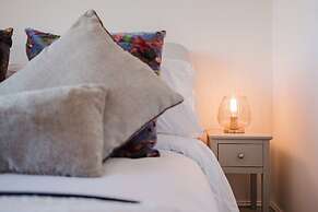 Corner House - Bright 2BD in Cheltenham