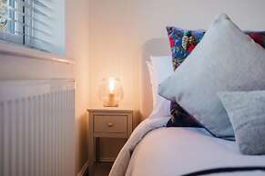 Corner House - Bright 2BD in Cheltenham