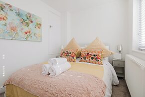 Corner House - Bright 2BD in Cheltenham