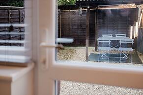 Corner House - Bright 2BD in Cheltenham