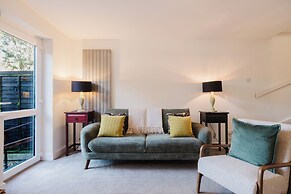 Corner House - Bright 2BD in Cheltenham