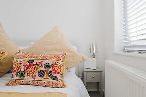 Corner House - Bright 2BD in Cheltenham