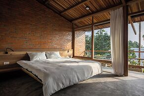 Hachi Homestay & Spa