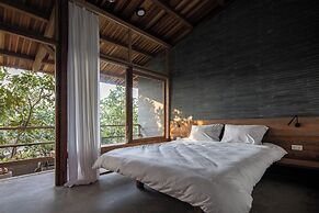 Hachi Homestay & Spa