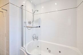 Host Stay Hunton Court