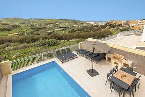 Magnifica Gozitan Villa Pool And Jacuzzi