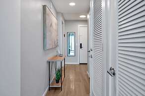 High-rise Apt Raleigh Free Parking Sunset View 1