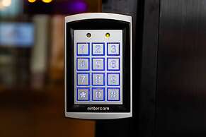 Sosuite 2BR Apt w W/d, Gym, On-site Restaurant