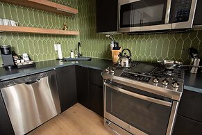 Sosuite 2BR Apt w W D Newly Renovated
