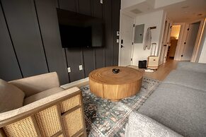 Sosuite 2BR Apt w W D Newly Renovated