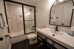 Sosuite 2BR Apt w Patio W D Sofabed