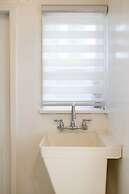 Comfortable Home Near LA With Full Kitchen Laundry