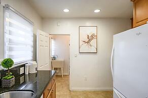 Comfortable Home Near LA With Full Kitchen Laundry