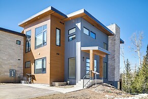 Modern Ski-in/out Home in Brian Head w/ Deck