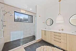 Modern Ski-in/out Home in Brian Head w/ Deck