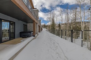 Modern Ski-in/out Home in Brian Head w/ Deck