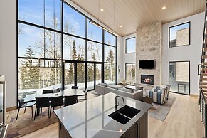 Modern Ski-in/out Home in Brian Head w/ Deck