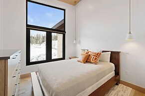 Modern Ski-in/out Home in Brian Head w/ Deck